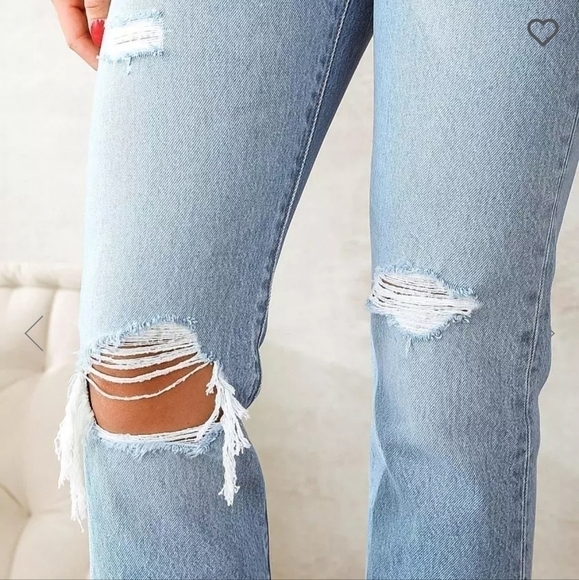 Levi's 501 Cropped Distressed Jeans - Picture 5 of 10